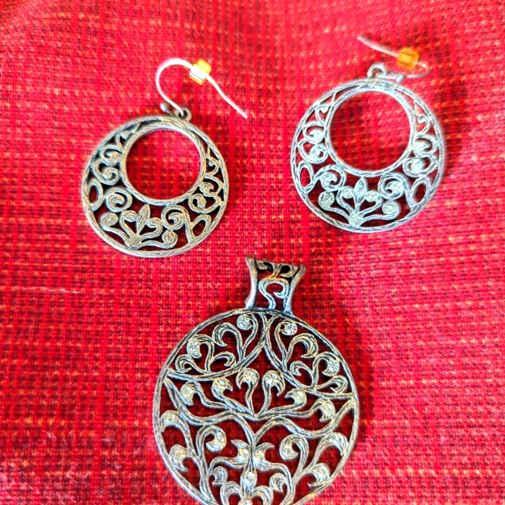 Sparkling Earrings And Pendant Set